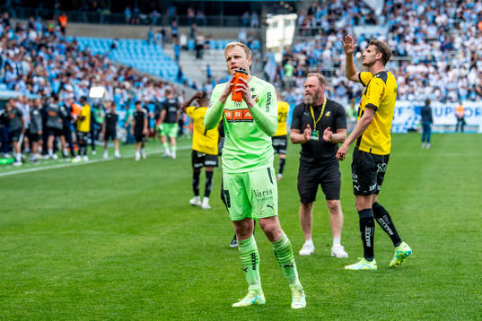 Häckens målvakt Peter Abrahamsson tackar supportrarna