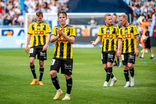 Häckens Lars Olden Larsen med lagkamratern  tackar