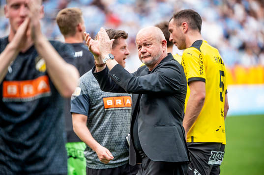 Häckens målvakt Peter Abrahamsson tackar supportrarna