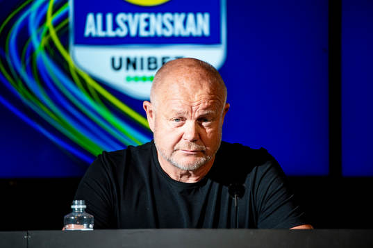 Häckens tränare Per-Mathias Høgmo på en presskonferens
