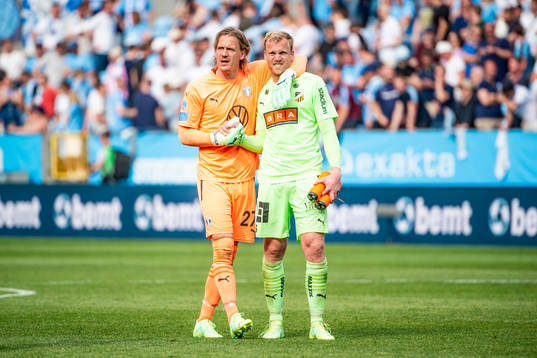 Malmö FFs målvakt Johan Dahlin och Häckens målvakt