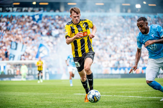 Häckens Oscar Uddenäs mot Malmö FFs Derek Cornelius