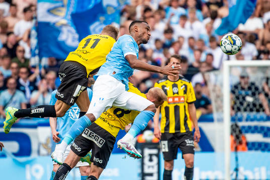 Malmö FFs Derek Cornelius mot Häckens Samuel Gustafson