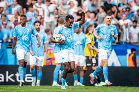 Malmö FFs Taha Ali jublar med lagkamraterna
