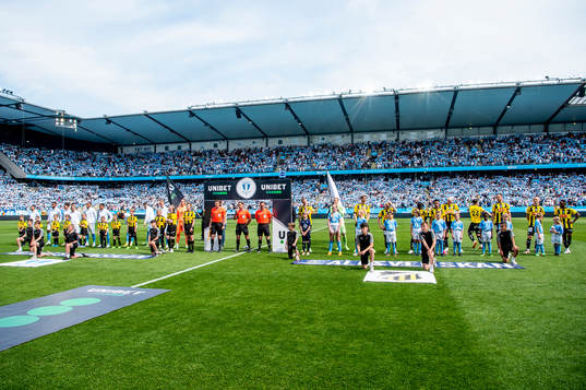 Lagen ställer upp innan fotbollsmatchen i Allsvenskan