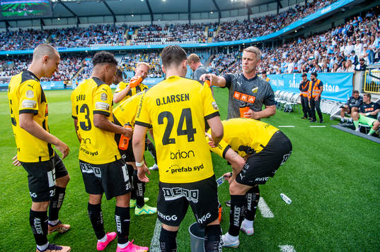 Häckens spelare dricker vatten innan fotbollsmatchen i