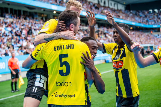 Häckens Even Hovland jublar med lagkamraterna