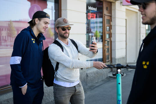 A man takes a selfie with Leo Carlsson of Sweden