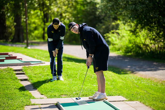 Leo Carlsson and goaltender Jesper Wallstedt of Sweden play