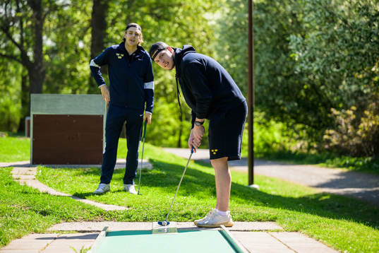 Leo Carlsson and goaltender Jesper Wallstedt of Sweden play