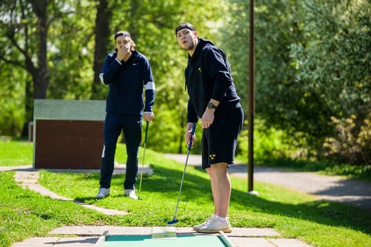 Leo Carlsson and goaltender Jesper Wallstedt of Sweden play