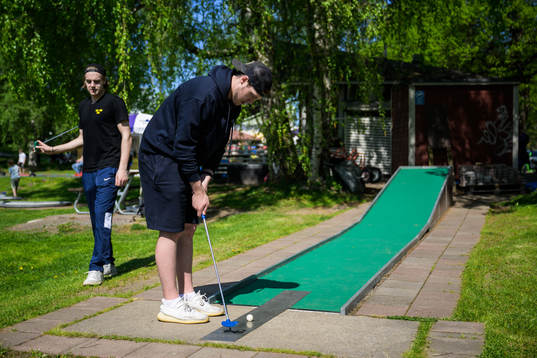 Leo Carlsson and goaltender Jesper Wallstedt of Sweden play