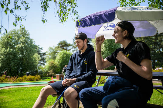 Goaltender Jesper Wallstedt and Leo Carlsson of Sweden