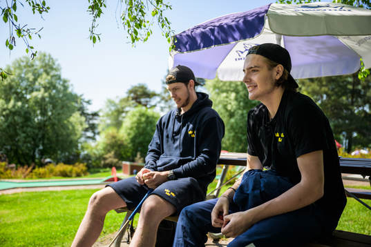Goaltender Jesper Wallstedt and Leo Carlsson of Sweden