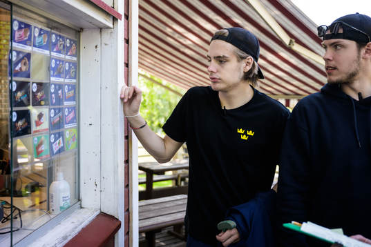 Leo Carlsson and goaltender Jesper Wallstedt of Sweden look