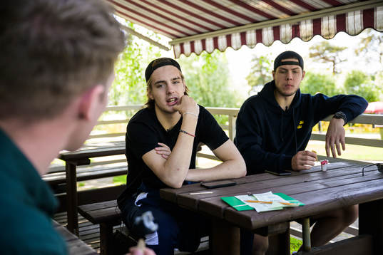 Leo Carlsson and goaltender Jesper Wallstedt of Sweden talk