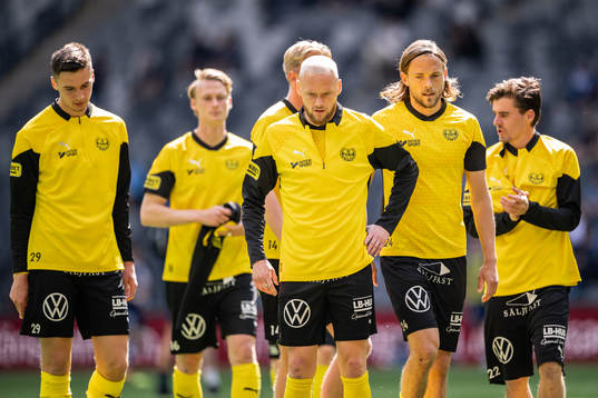 Mjällbys Noah Eile och Tom Pettersson värmer upp