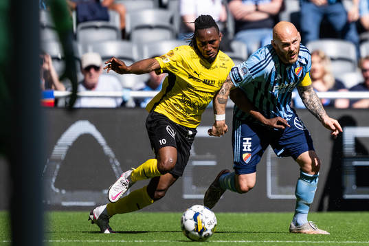Mjällbys Mamudu Moro och Djurgårdens Magnus Eriksson