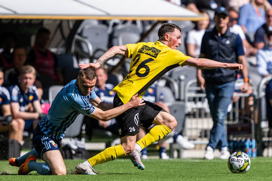 Djurgårdens Piotr Johansson och Mjällbys Noah Persson