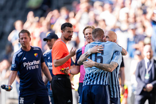 Djurgårdens Victor Edvardsen jublar med Magnus Eriksson