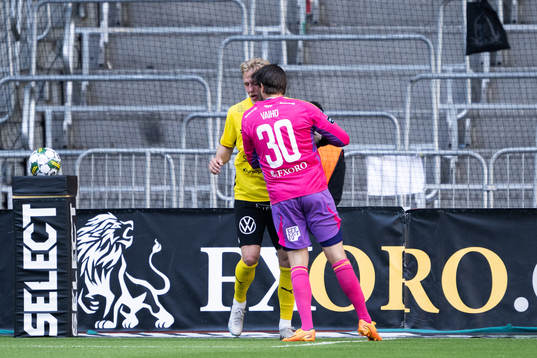 Djurgårdens målvakt Tommi Vaiho skallar Mjällbys Herman