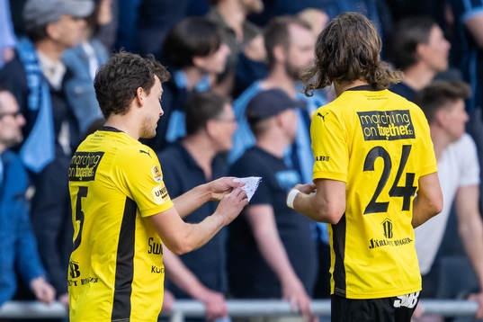 Mjällbys Colin Rösler och Tom Pettersson med en taktiklapp