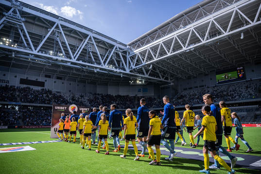 Djurgårdens och Mjällbys spelare ger entré