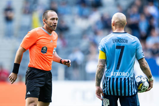 Domare Kaspar Sjöberg och Djurgårdens Magnus Eriksson