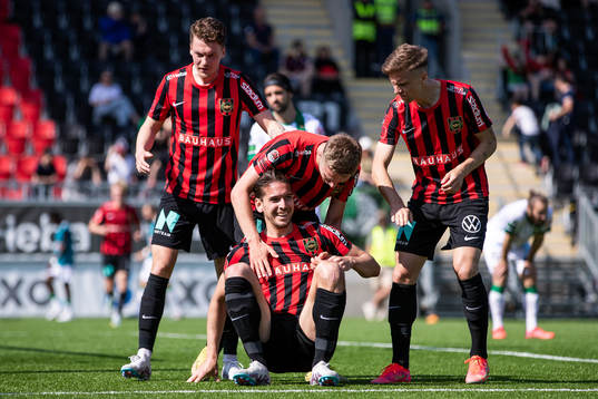 Brommapojkarnas Nikola Vasic jublar