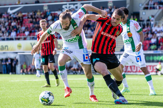 Varbergs Oskar Sverrisson och Brommapojkarnas Nikola Vasic