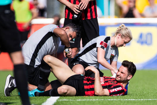 Brommapojkarnas Marijan Cosic har ont