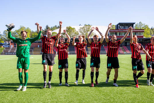 Brommapojkarnas målvakt Filip Sidklev jublar med Torbjörn