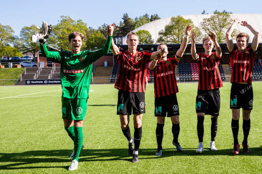 Brommapojkarnas målvakt Filip Sidklev jublar med Torbjörn