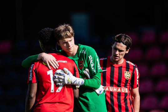 Brommapojkarnas målvakt Filip Sidklev jublar med Richie