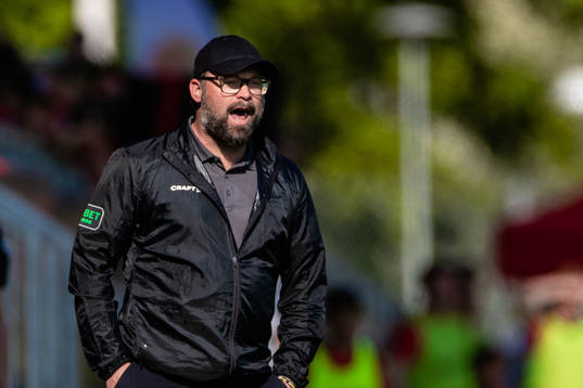 Varbergs tränare Joakim Persson reagerar