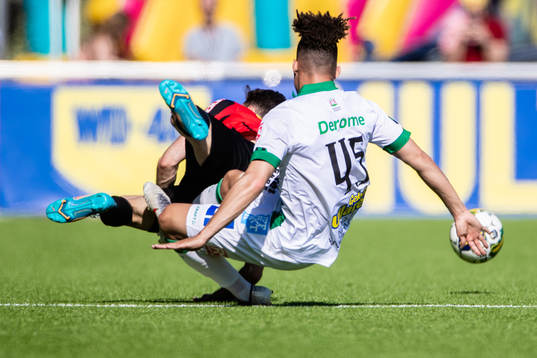 Brommapojkarnas Marijan Cosic och Varbergs Maxime Sainte