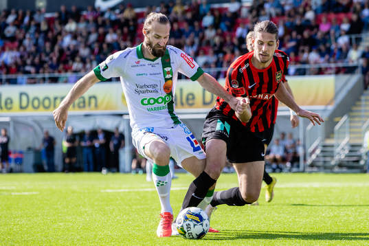 Varbergs Oskar Sverrisson och Brommapojkarnas Nikola Vasic