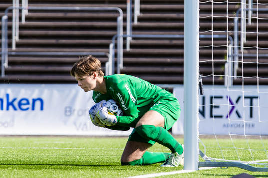 Brommapojkarnas målvakt Filip Sidklev
