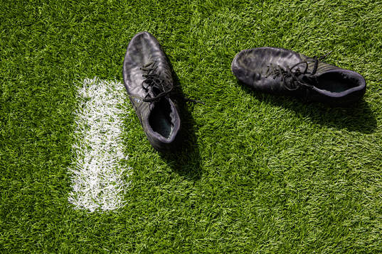 Fotbollsskor på konstgräs