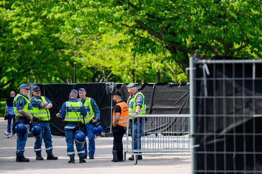 Ordningsvakter utanför bortainsläppet