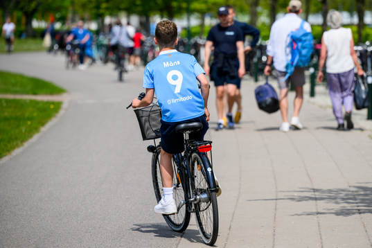 En ung Malmö FFs supporter i en tröja med nummer 9 och