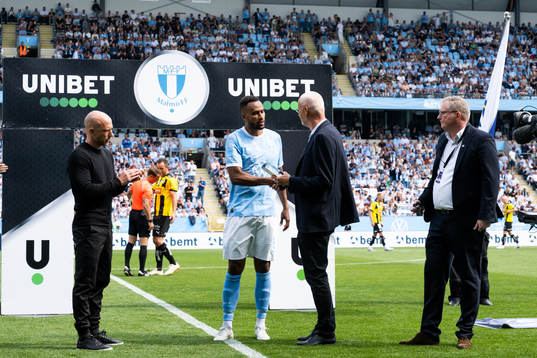 Malmö FFs Isaac Kiese Thelin tar emot pris som månadens
