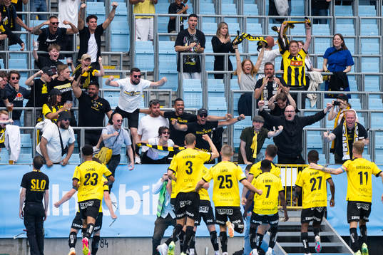 Häckens spelare och supportrar jublar