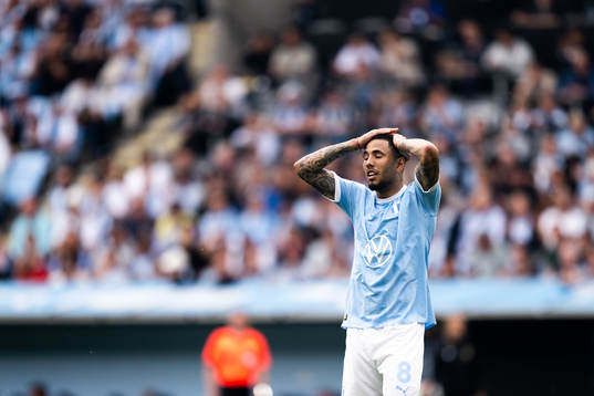 Malmö FFs Sergio Pena deppar