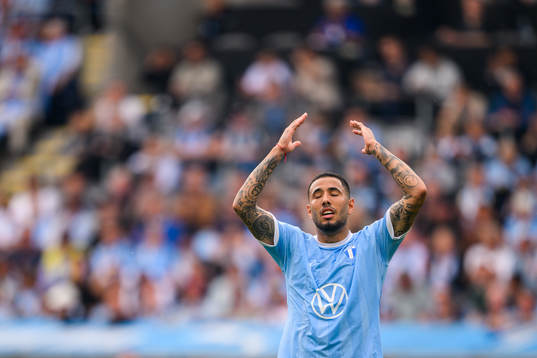 Malmö FFs Sergio Pena deppar