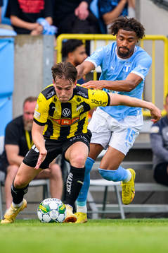 Häckens Lars Olden Larsen och Malmö FFs Joseph Ceesay