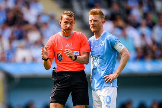 Domare Kristoffer Karlsson i diskussion med Malmö FFs