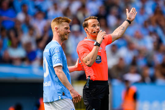 Malmö FFs Anders Christiansen och domare Kristoffer