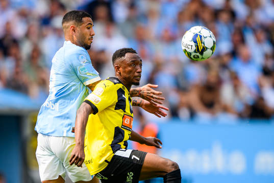 Malmö FFs Sergio Pena och Häckens Benie Adama Traore