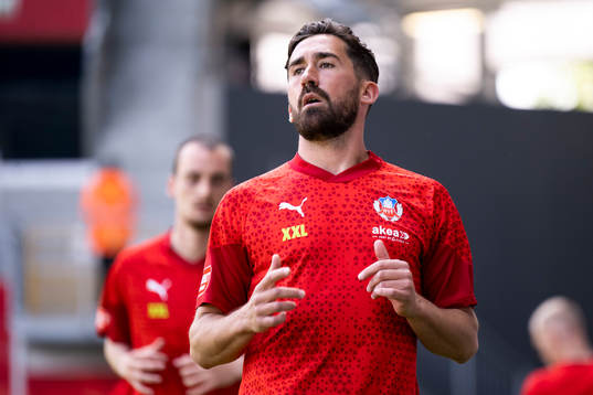 Helsingborgs Frederik Holst införr fotbollsmatchen i